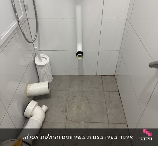 עבודת אינסטלציה בחדר שירותים, התקנת ניאגרה וחיבורי צנרת לאסלה